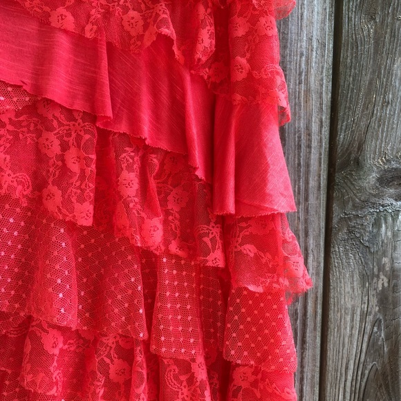 🌺 Lacey layers tank top 🌺 - Picture 4 of 9